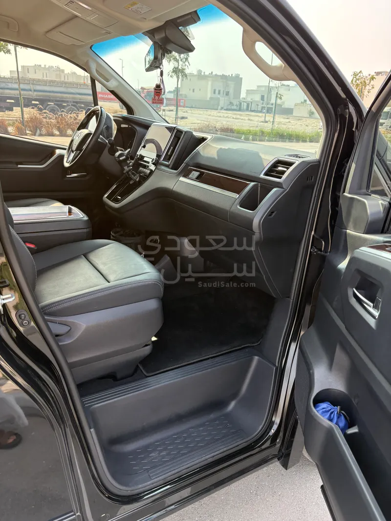 2025 تويوتا جرانفيا بريميوم