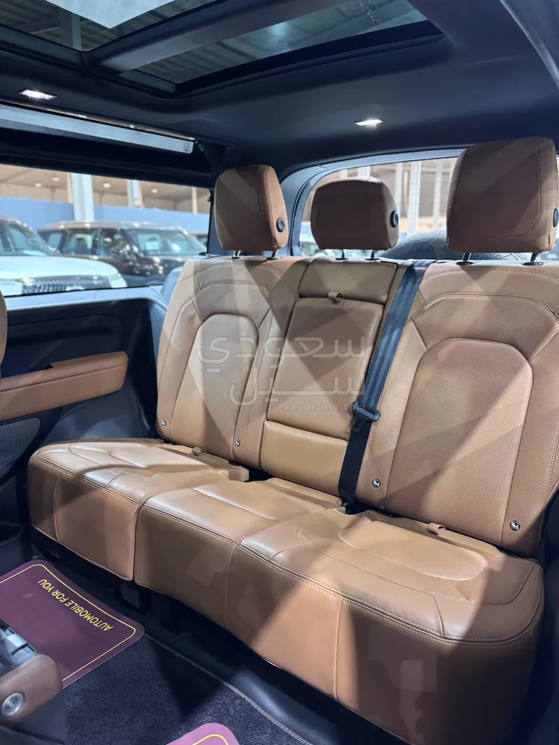 2024 لاند روفر ديفيندر اتش اس اي