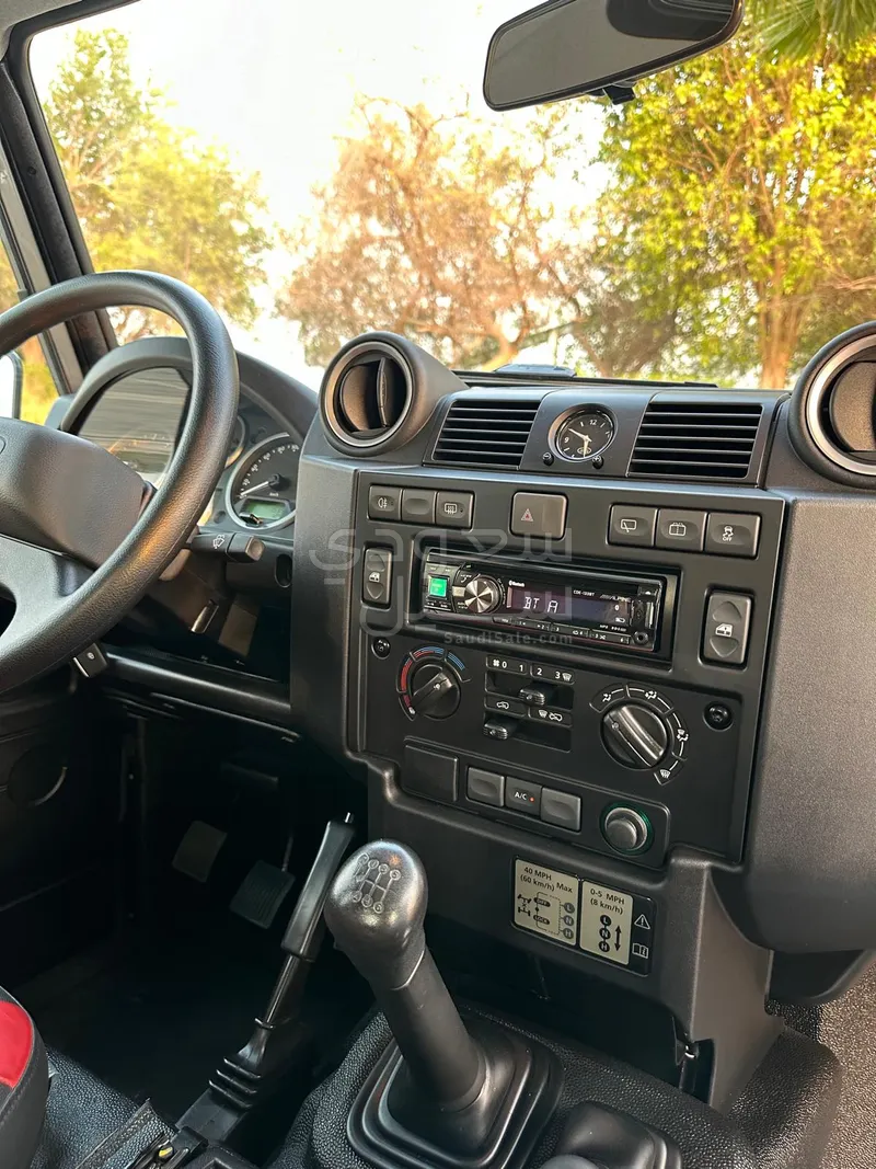 2015 لاند روفر ديفيندر 90