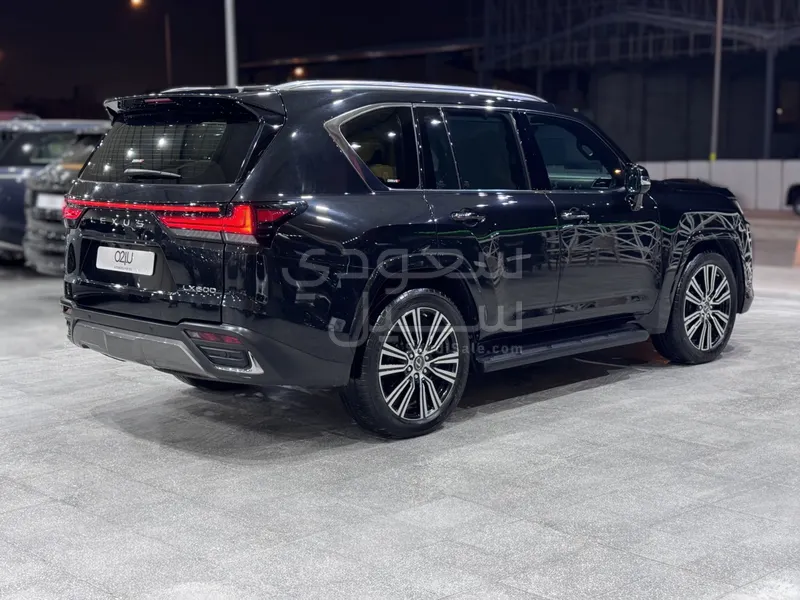 2022 لكزس إل إكس 600