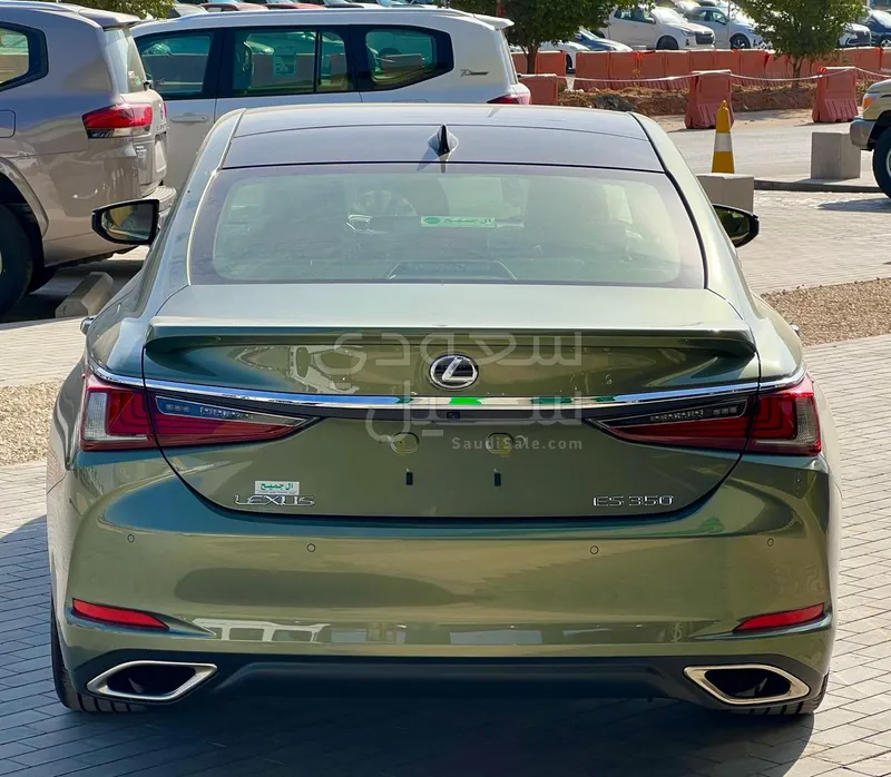 2023 لكزس إي إس 350