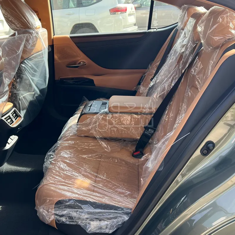 2023 لكزس إي إس 350