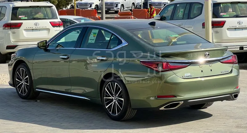 2023 لكزس إي إس 350