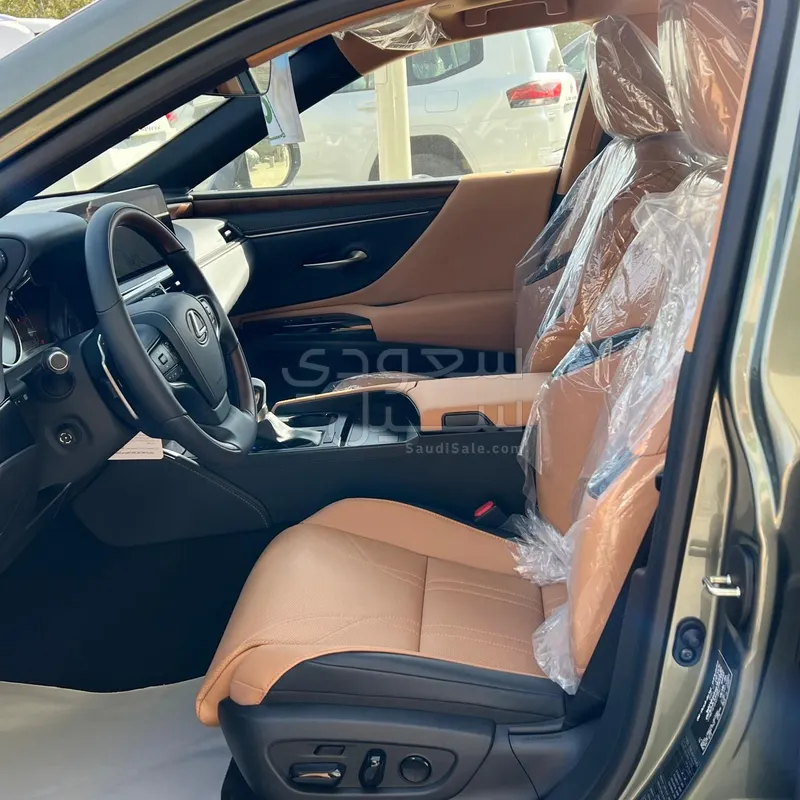 2023 لكزس إي إس 350