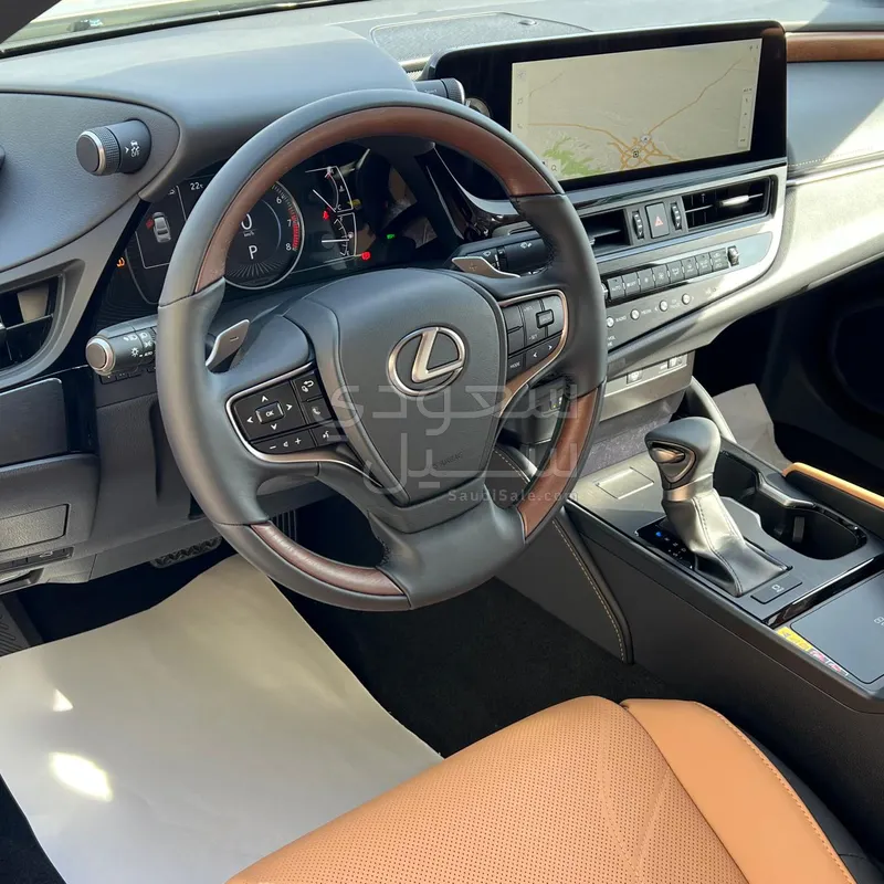 2023 لكزس إي إس 350