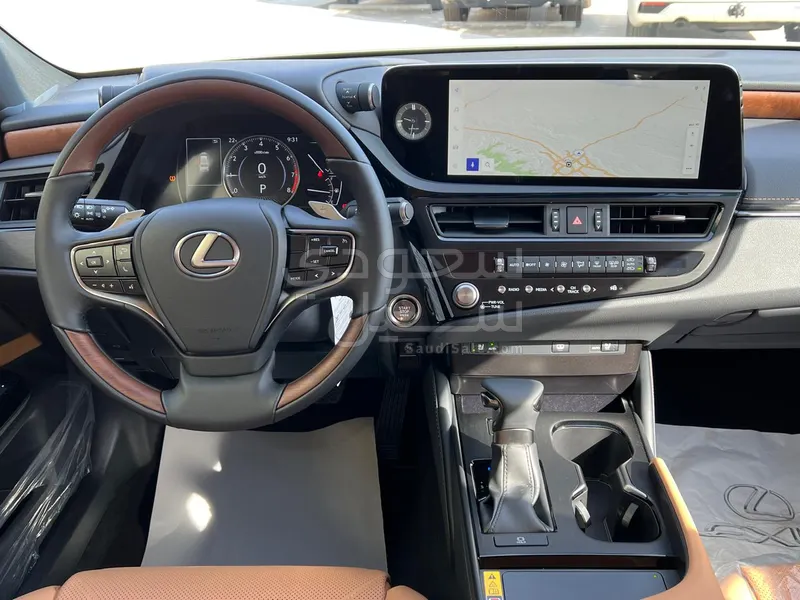2023 لكزس إي إس 350