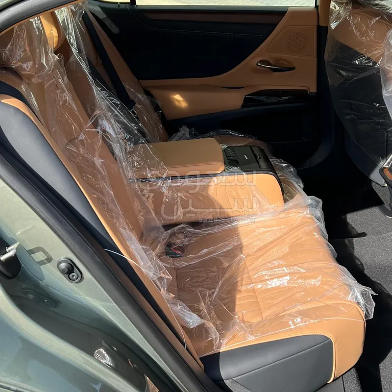 2023 لكزس إي إس 350