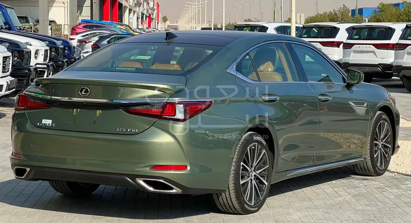 2023 لكزس إي إس 350