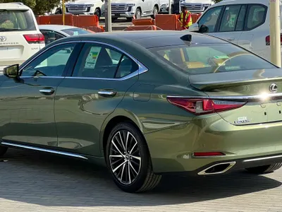 2023 لكزس إي إس 350