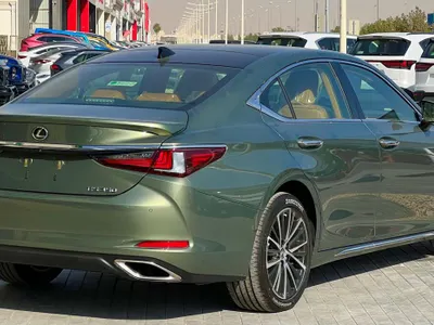 2023 لكزس إي إس 350