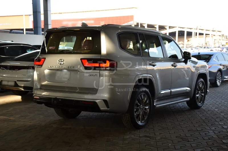 2025 تويوتا لاند كروزر جي اكس ار