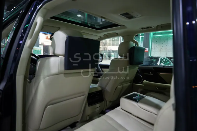 2017 لكزس إل إكس 570 اس