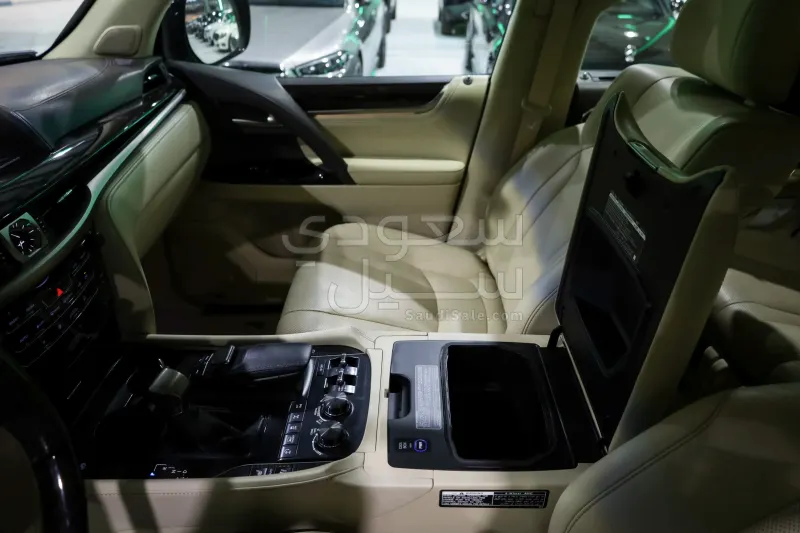 2017 لكزس إل إكس 570 اس