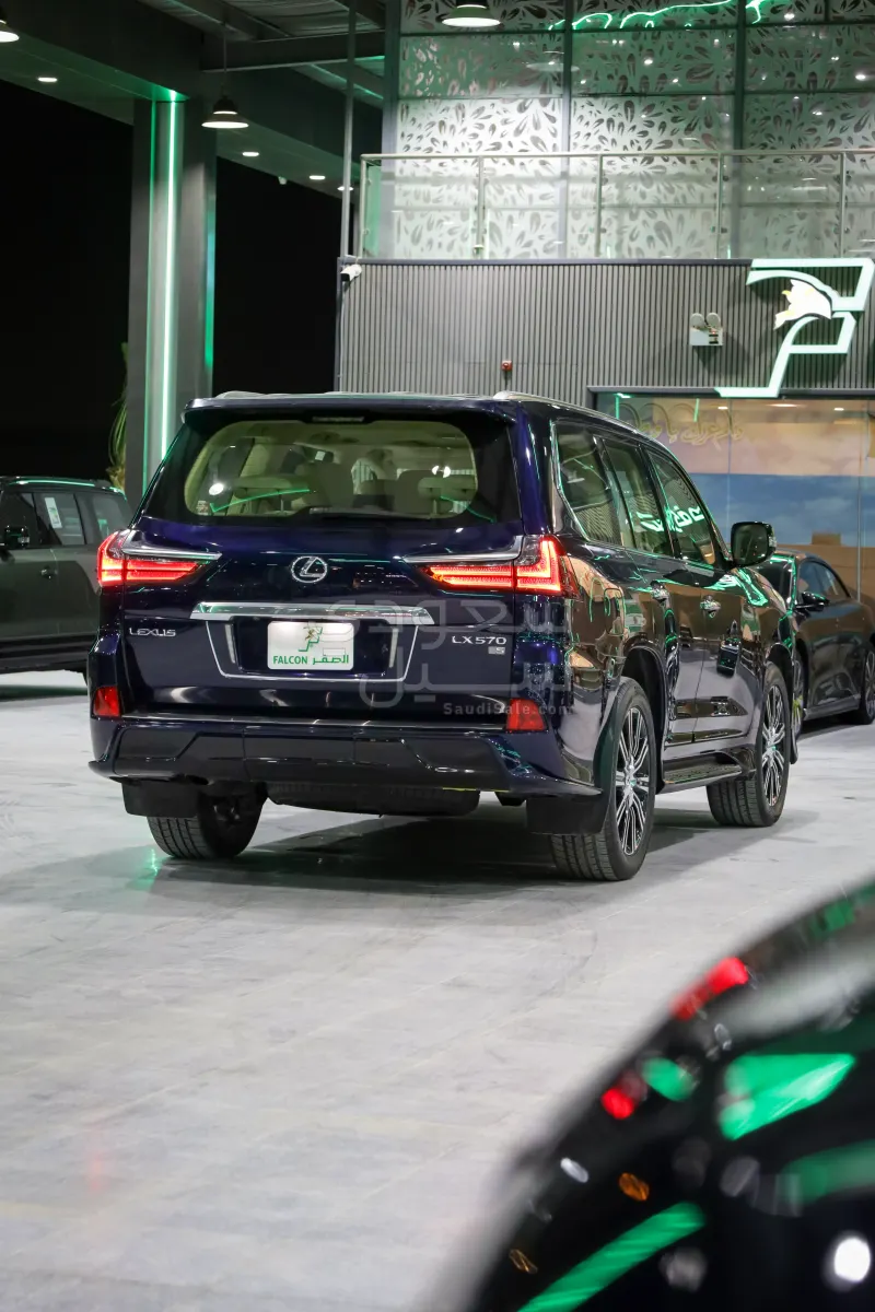 2017 لكزس إل إكس 570 اس