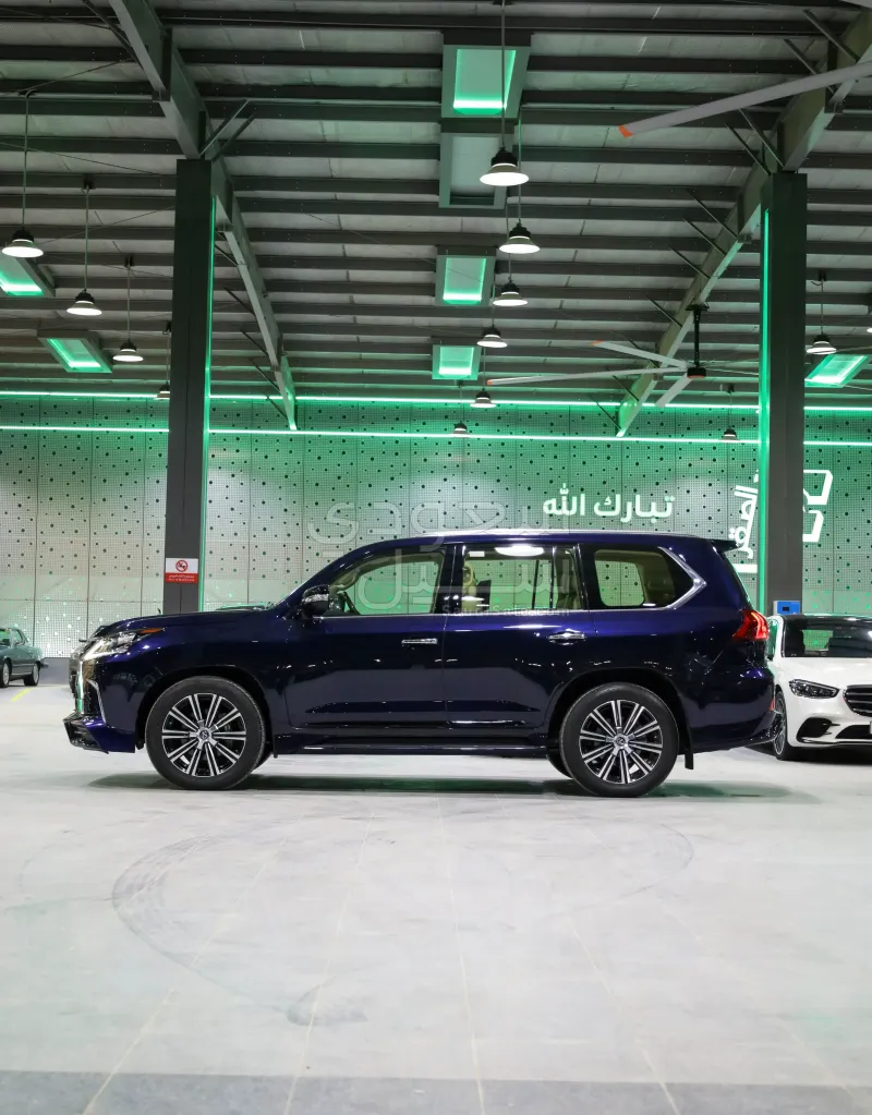 2017 لكزس إل إكس 570 اس