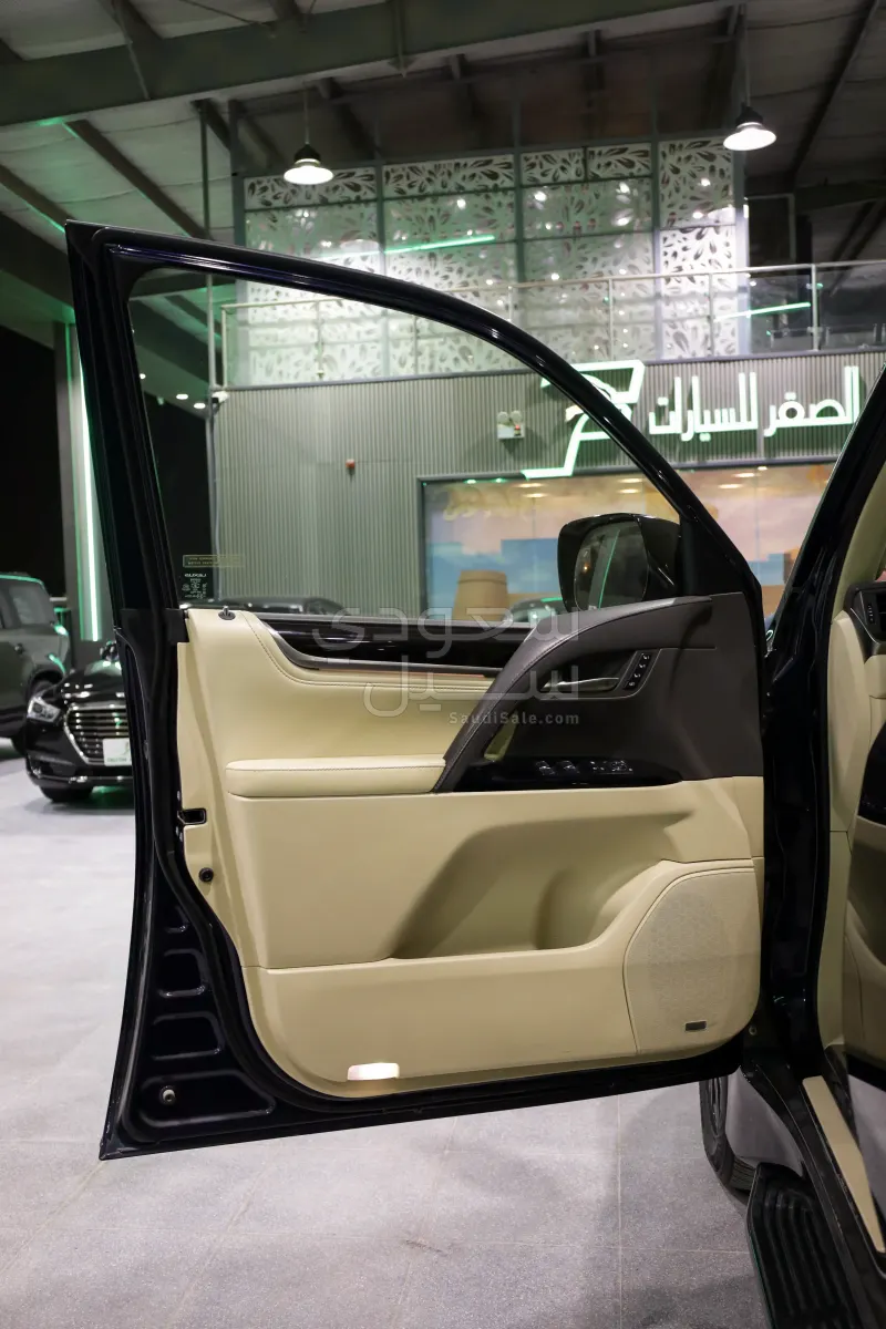 2017 لكزس إل إكس 570 اس