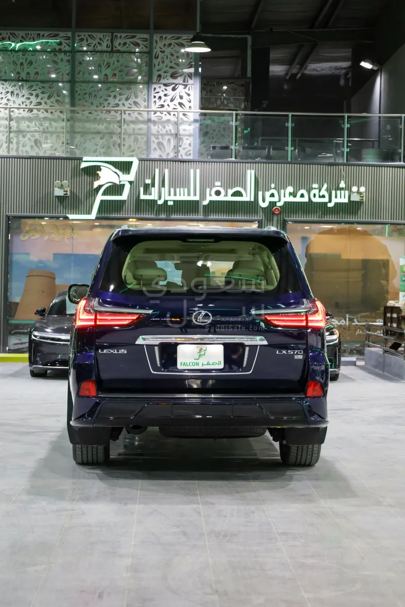 2017 لكزس إل إكس 570 اس