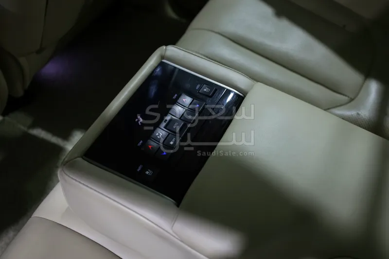 2017 لكزس إل إكس 570 اس