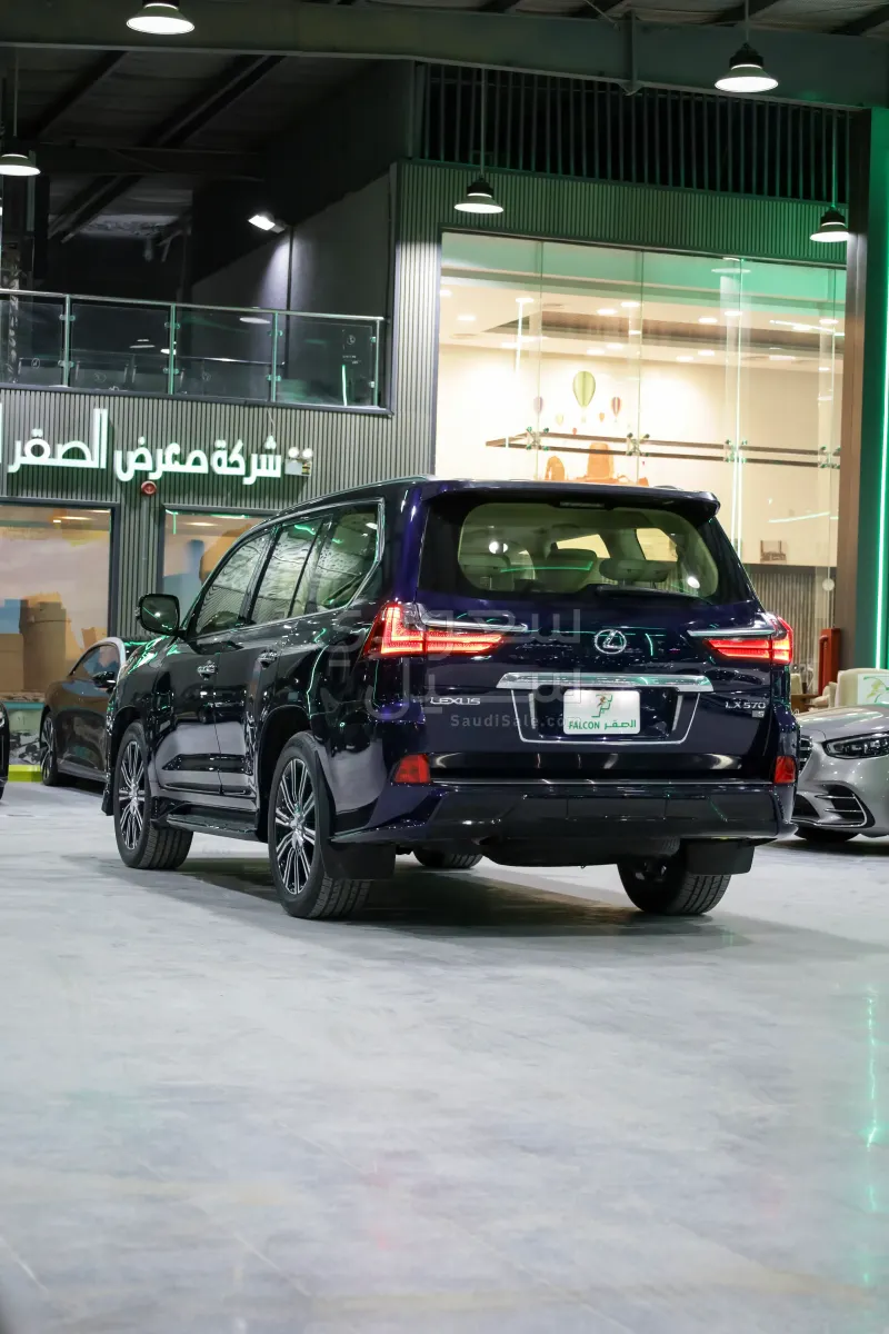 2017 لكزس إل إكس 570 اس