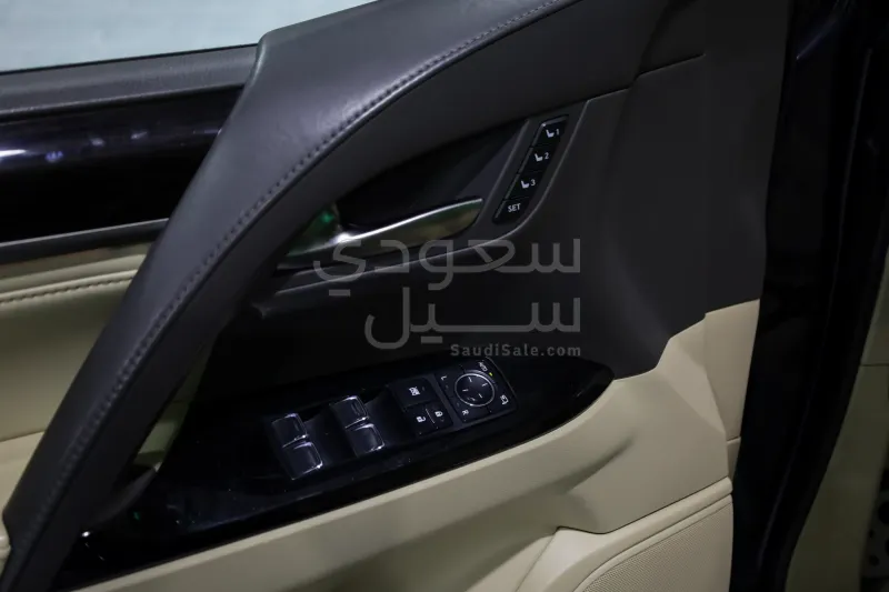 2017 لكزس إل إكس 570 اس