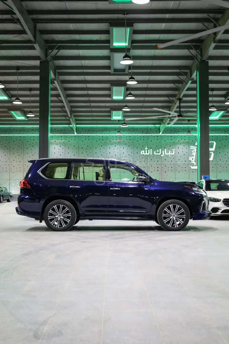 2017 لكزس إل إكس 570 اس