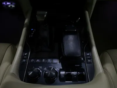 2017 لكزس إل إكس 570 اس