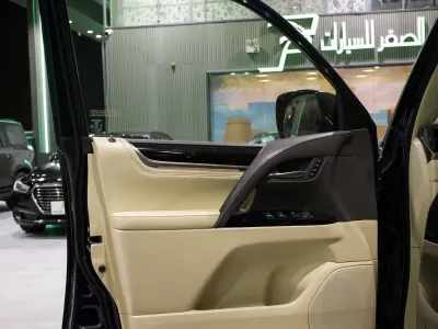 2017 لكزس إل إكس 570 اس