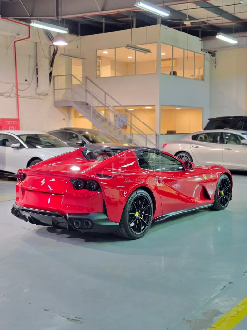 2023 فيراري 812 جي تي اس