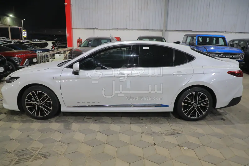 2025 تويوتا كامري ال اي