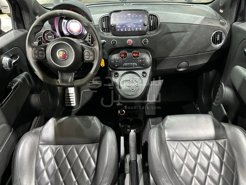 2022 فيات ابارث 695 توريزمو