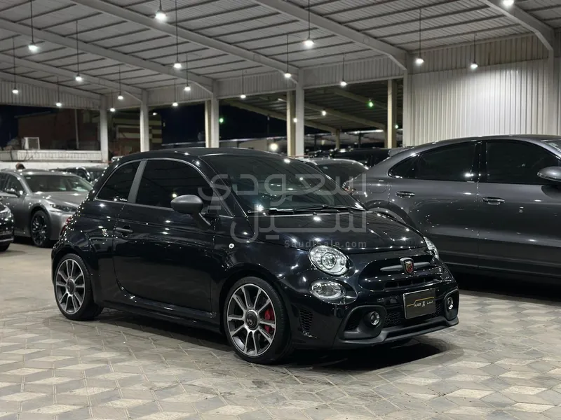 2022 فيات ابارث 695 توريزمو