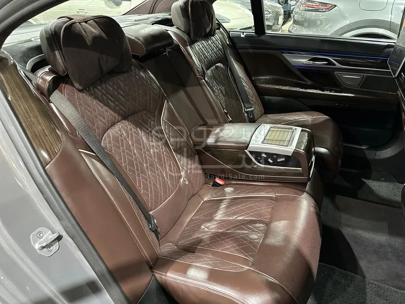 2020 بي ام دبليو الفئة السابعة 740 إل أي