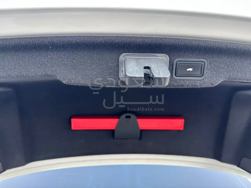 2012 اودي اي 8 ال النسخة السعودية