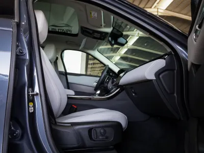 2025 Land Rover Range Rover Velar SE