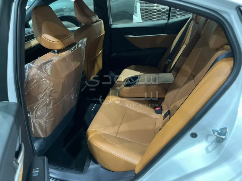 2025 تويوتا كامري جي ال اي