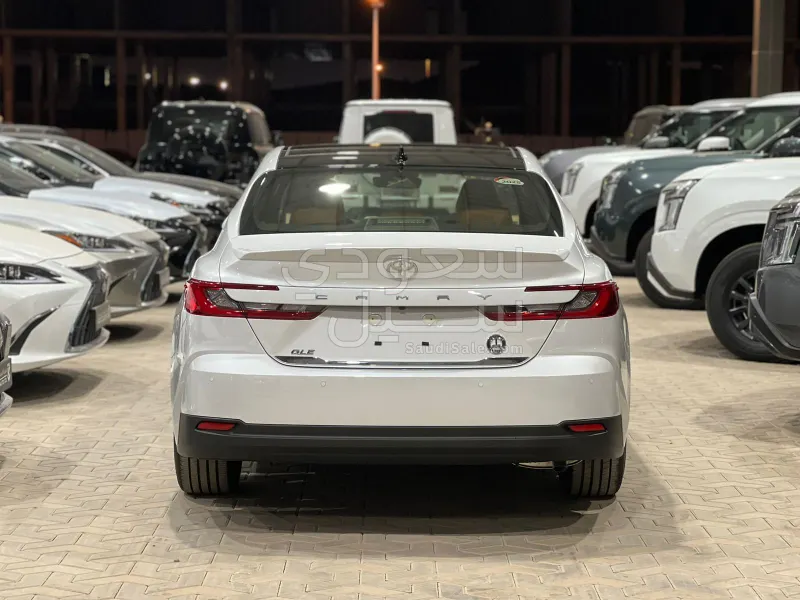 2025 تويوتا كامري جي ال اي