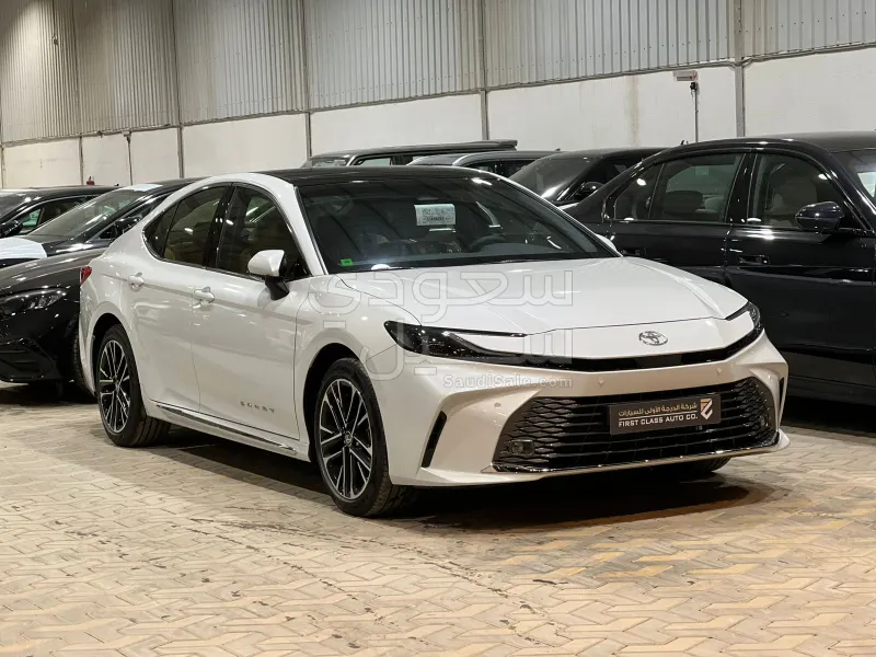 2025 تويوتا كامري جي ال اي