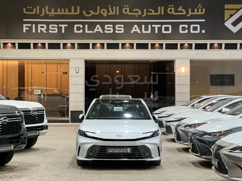 2025 تويوتا كامري جي ال اي