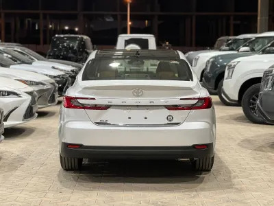 2025 تويوتا كامري جي ال اي