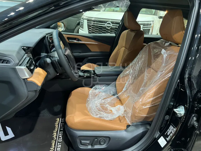 2025 تويوتا كامري جي ال اي