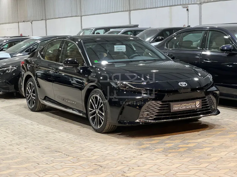 2025 تويوتا كامري جي ال اي