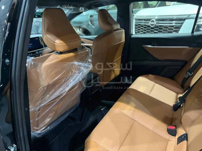 2025 تويوتا كامري جي ال اي