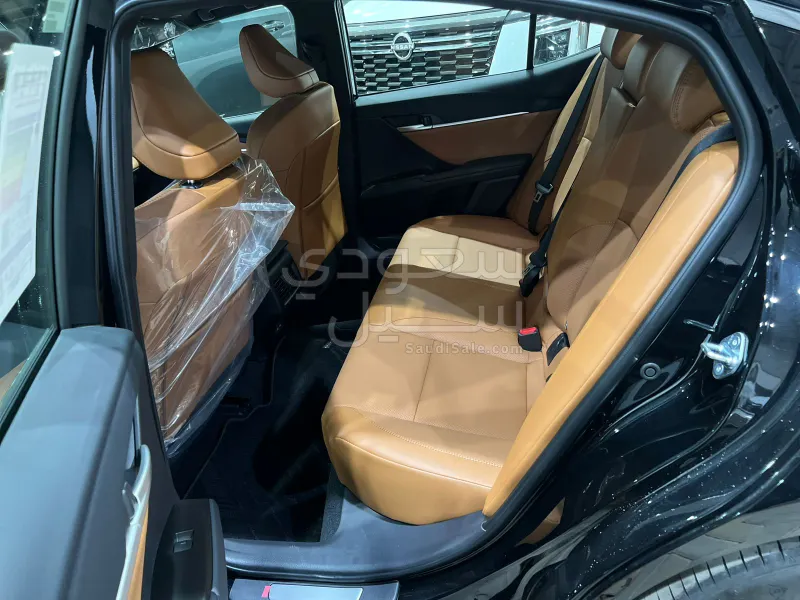 2025 تويوتا كامري جي ال اي