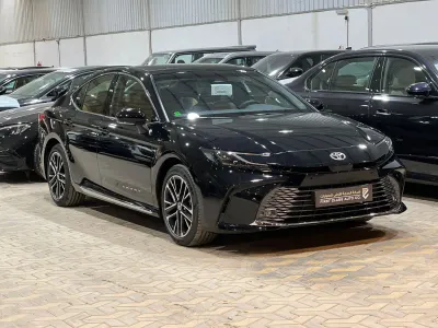 2025 تويوتا كامري جي ال اي