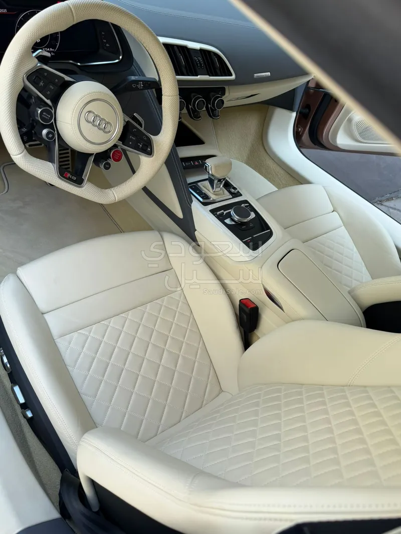 2023 اودي ار 8 في 10 بلس