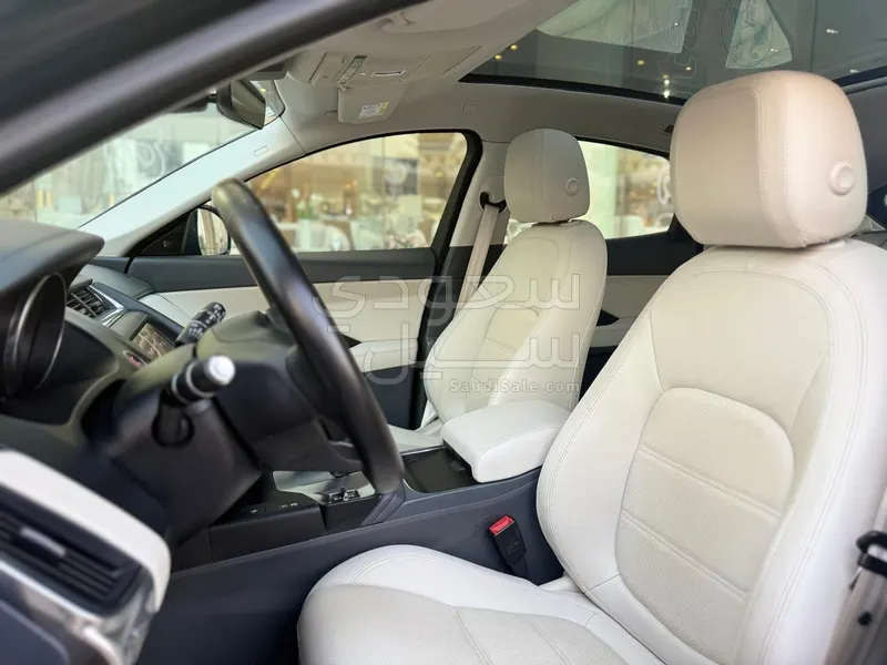 2019 جاكوار اي-بيس