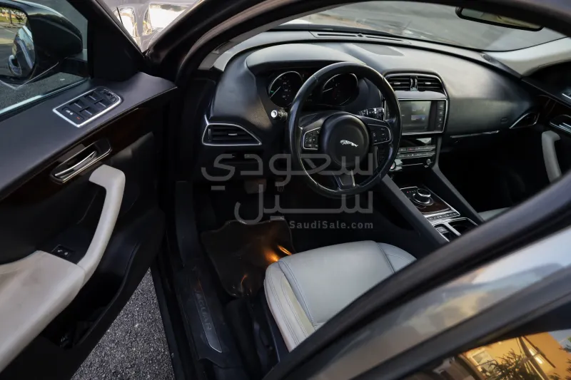 2017 جاكوار اف-بيس