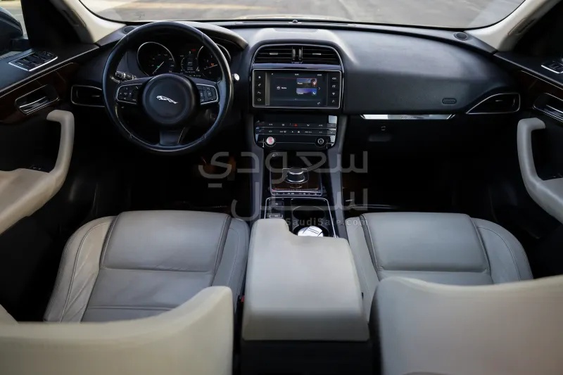 2017 جاكوار اف-بيس