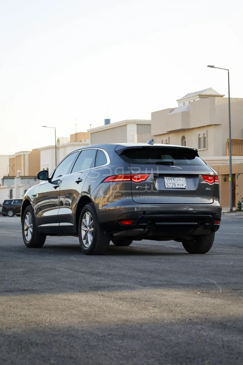 2017 جاكوار اف-بيس