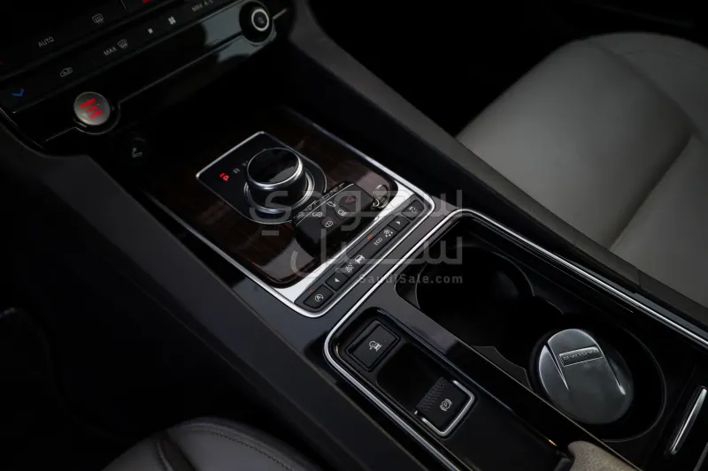 2017 جاكوار اف-بيس